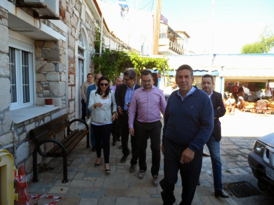 Η Ολγα Κεφαλογιάννη, με «προχωρημένο» δαντελέντιο ντεκολτέ, γοητεύει τους κατοίκους της Σάμου [εικόνες] | iefimerida.gr 5