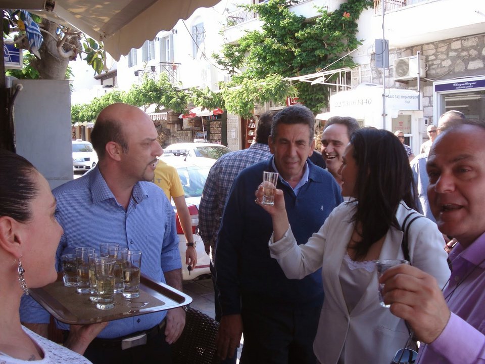 Η Ολγα Κεφαλογιάννη, με «προχωρημένο» δαντελέντιο ντεκολτέ, γοητεύει τους κατοίκους της Σάμου [εικόνες] | iefimerida.gr 8