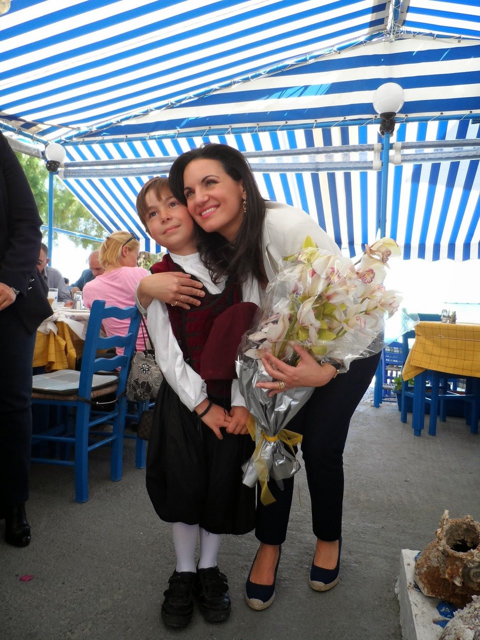 Η Ολγα Κεφαλογιάννη, με «προχωρημένο» δαντελέντιο ντεκολτέ, γοητεύει τους κατοίκους της Σάμου [εικόνες] | iefimerida.gr 0