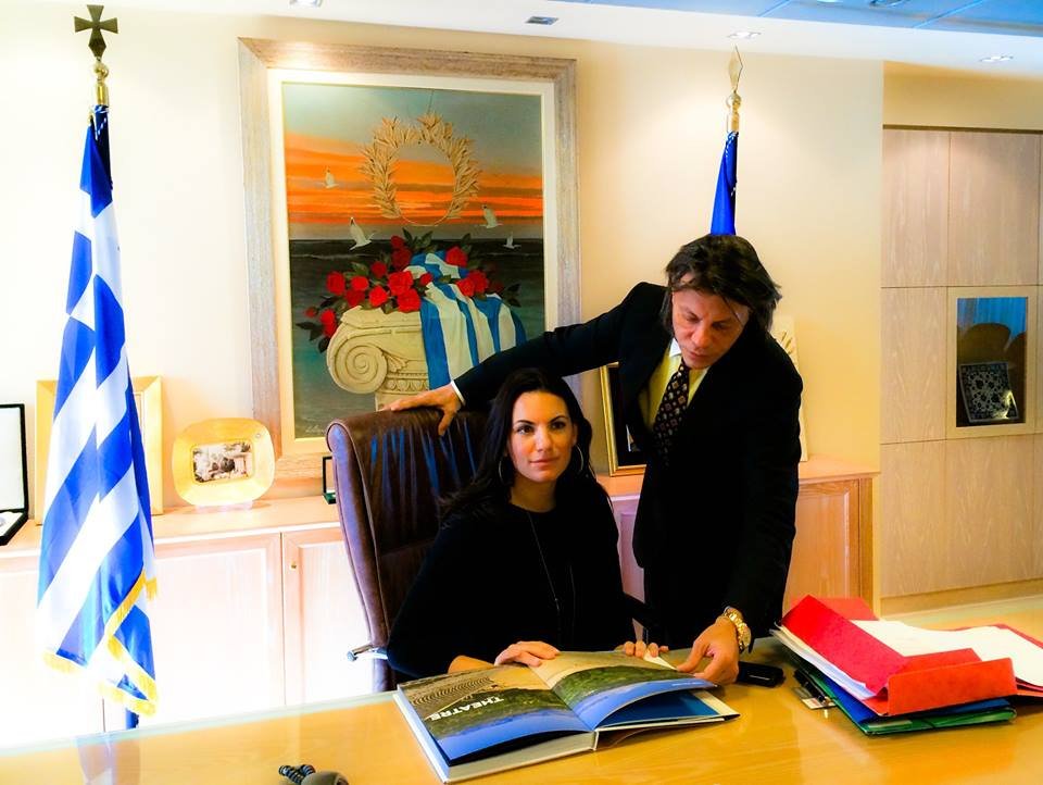 Η Ολγα Κεφαλογιάννη και ο Ηλίας Ψινάκης (χωρίς γυαλιά) σαρώνουν στο Facebook [εικόνα] | iefimerida.gr 0