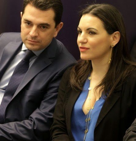 Το αβυσσαλέο ντεκολτέ της Ολγας Κεφαλογιάννη που «τάραξε» τη ΝΔ [εικόνες] | iefimerida.gr 1