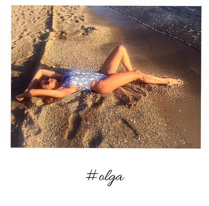 H Ολγα Φαρμάκη «κυλιέται» στην άμμο με το πιο σέξι ολόσωμο [εικόνες] | iefimerida.gr 1