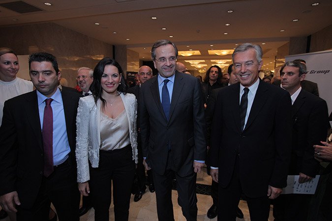 «Χτύπησε» πάλι η Ολγα Κεφαλογιάννη με βαθύ ντεκολτέ και δαντελένιο μπουστάκι, δίπλα στον Σαμαρά [εικόνες] | iefimerida.gr 0