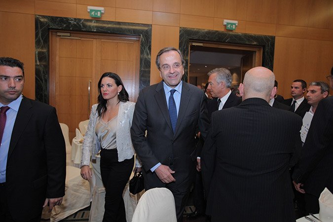 «Χτύπησε» πάλι η Ολγα Κεφαλογιάννη με βαθύ ντεκολτέ και δαντελένιο μπουστάκι, δίπλα στον Σαμαρά [εικόνες] | iefimerida.gr 1