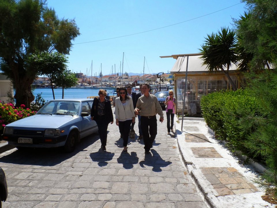 Η Ολγα Κεφαλογιάννη, με «προχωρημένο» δαντελέντιο ντεκολτέ, γοητεύει τους κατοίκους της Σάμου [εικόνες] | iefimerida.gr 1