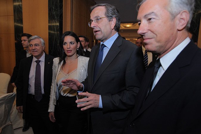 «Χτύπησε» πάλι η Ολγα Κεφαλογιάννη με βαθύ ντεκολτέ και δαντελένιο μπουστάκι, δίπλα στον Σαμαρά [εικόνες] | iefimerida.gr 2