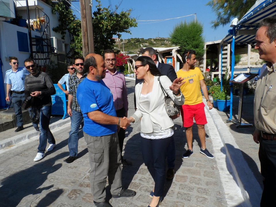 Η Ολγα Κεφαλογιάννη, με «προχωρημένο» δαντελέντιο ντεκολτέ, γοητεύει τους κατοίκους της Σάμου [εικόνες] | iefimerida.gr 2