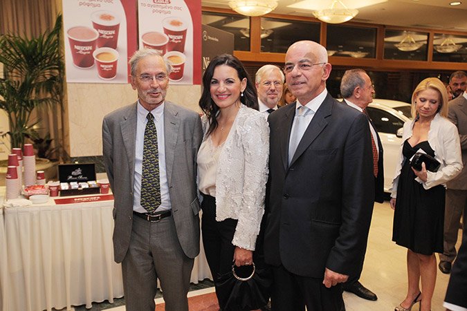 «Χτύπησε» πάλι η Ολγα Κεφαλογιάννη με βαθύ ντεκολτέ και δαντελένιο μπουστάκι, δίπλα στον Σαμαρά [εικόνες] | iefimerida.gr 3