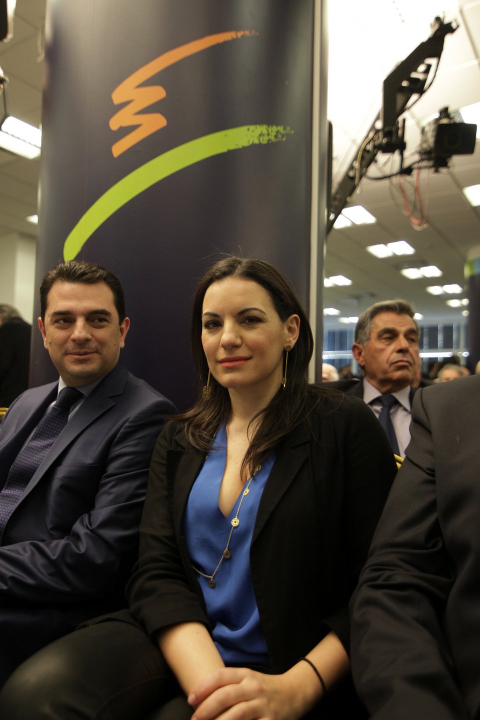 Το αβυσσαλέο ντεκολτέ της Ολγας Κεφαλογιάννη που «τάραξε» τη ΝΔ [εικόνες] | iefimerida.gr 2