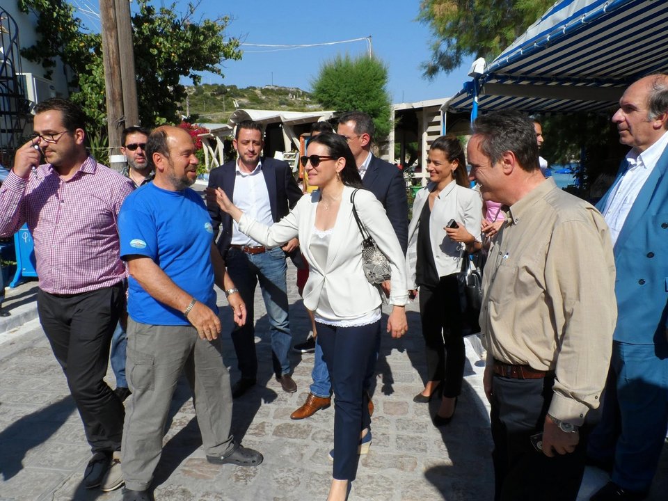 Η Ολγα Κεφαλογιάννη, με «προχωρημένο» δαντελέντιο ντεκολτέ, γοητεύει τους κατοίκους της Σάμου [εικόνες] | iefimerida.gr 3