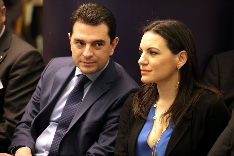 Το αβυσσαλέο ντεκολτέ της Ολγας Κεφαλογιάννη που «τάραξε» τη ΝΔ [εικόνες] | iefimerida.gr 3