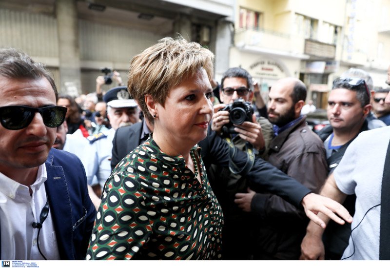 Αποδοκίμασαν την Ολγα Γεροβασίλη έξω από το Α.Τ. Ομονοίας: «Ντροπή σας, έχετε μούτρα και εμφανίζεστε» [βίντεο] | iefimerida.gr 1