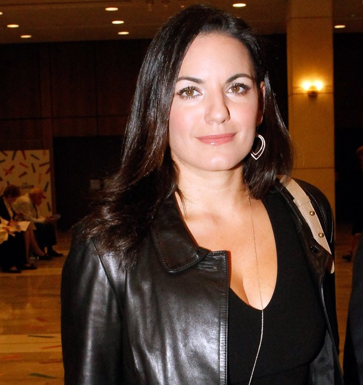 Η Ολγα Κεφαλογιάννη με βαθύ ντεκολτέ και έντονο σκίσιμο στο φόρεμα, κλέβει τις εντυπώσεις [εικόνες] | iefimerida.gr 0