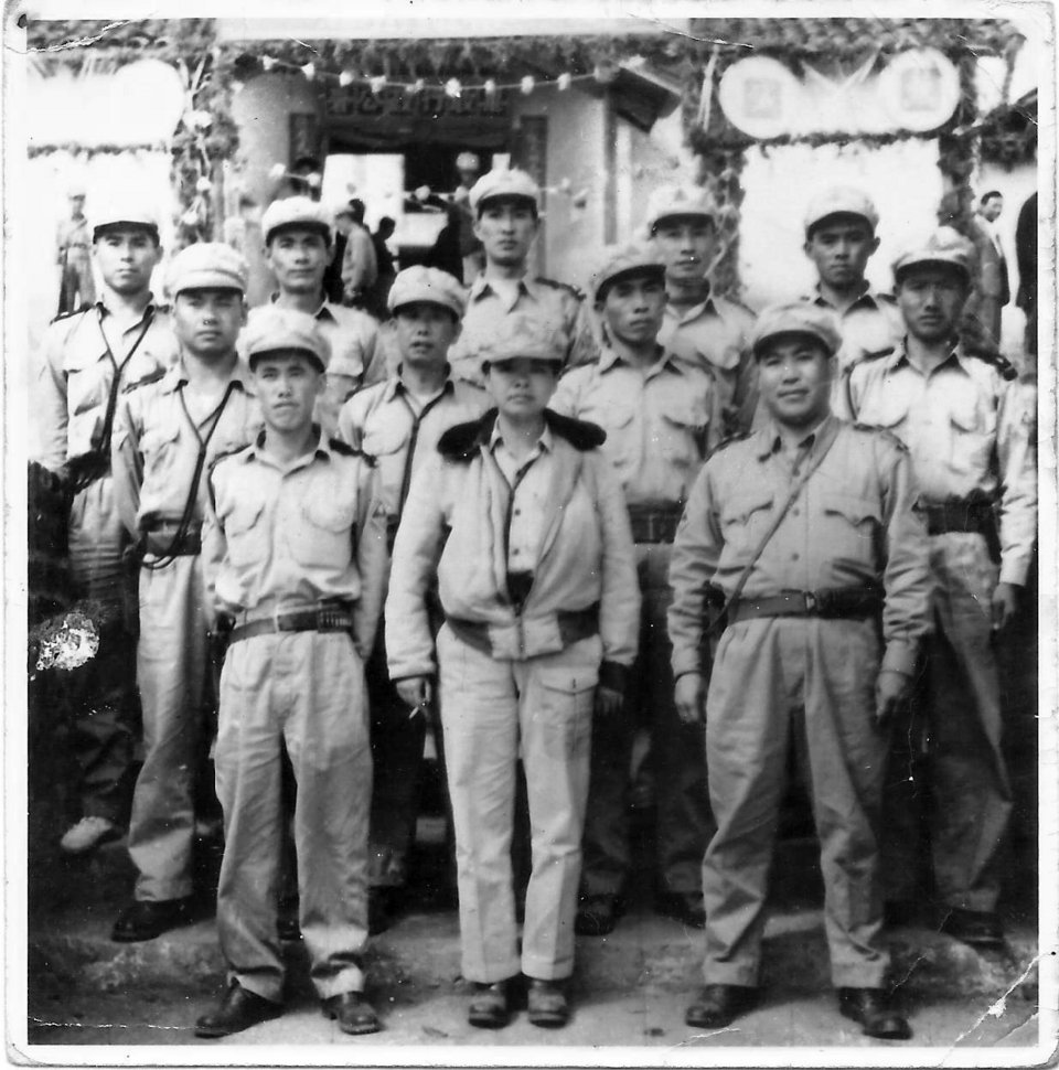 Η Όλιβ Γιανγκ με μαχητές της φατρίας της το 1956