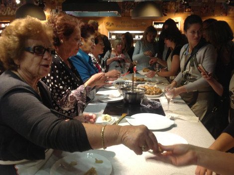 Ελληνίδες νοικοκυρές παρέδωσαν μαθήματα ζαχαροπλαστικής στον διάσημο σεφ Τζέιμι Ολιβερ [εικόνες] | iefimerida.gr 0