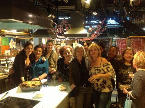 Ελληνίδες νοικοκυρές παρέδωσαν μαθήματα ζαχαροπλαστικής στον διάσημο σεφ Τζέιμι Ολιβερ [εικόνες] | iefimerida.gr 1