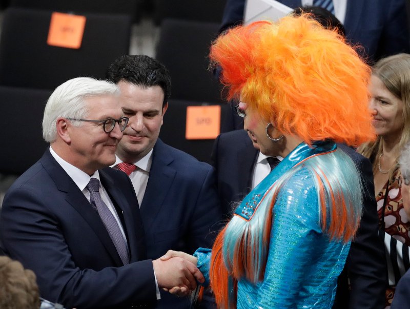 H Drag Queen που εξέλεξε Γερμανό Πρόεδρο και τράβηξε την προσοχή της Μέρκελ! [εικόνες] | iefimerida.gr 6