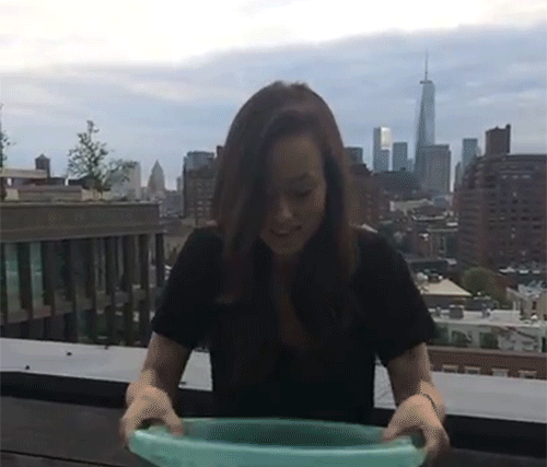 Η Olivia Wilde μπουγελώνεται με έναν κουβά μητρικό γάλα [βίντεο] | iefimerida.gr 0