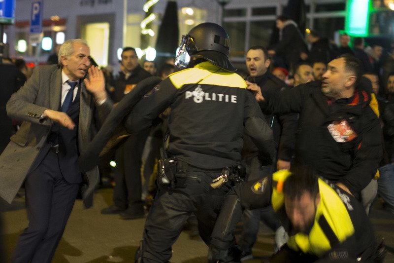 Κλιμάκωση της έντασης μεταξύ Ολλανδίας-Τουρκίας: Επεισόδια στο προξενείο, έδιωξαν υπουργό από τη χώρα [εικόνες] | iefimerida.gr 2