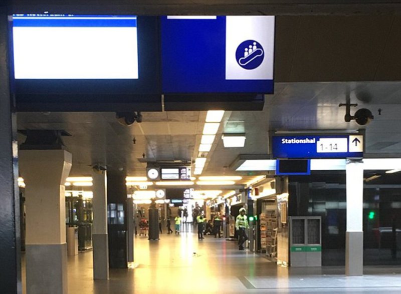 Επίθεση με μαχαίρι στον κεντρικό σιδηροδρομικό σταθμό του Άμστερνταμ