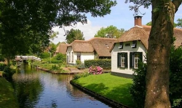 Το γραφικό χωριουδάκι που δεν έχει ούτε ένα δρόμο -Οι κάτοικοι μετακινούνται με βάρκες [εικόνες]  | iefimerida.gr 0