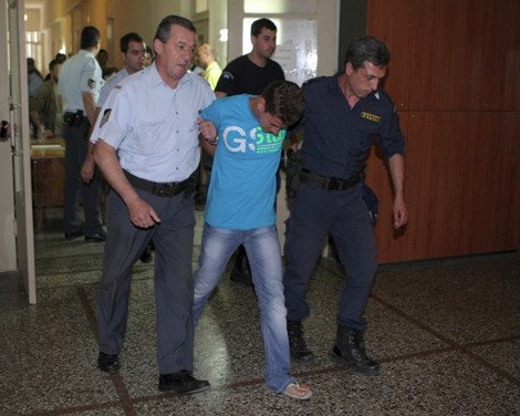 Πολίτες κινήθηκαν απειλητικά εναντίον του Ολλανδού ανιματέρ - Καρέ καρέ η φυγάδευσή του [εικόνες] | iefimerida.gr 5