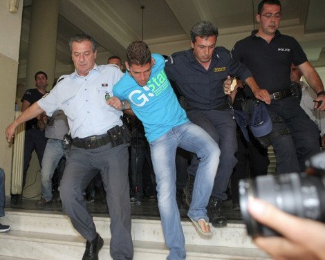 Πολίτες κινήθηκαν απειλητικά εναντίον του Ολλανδού ανιματέρ - Καρέ καρέ η φυγάδευσή του [εικόνες] | iefimerida.gr 6