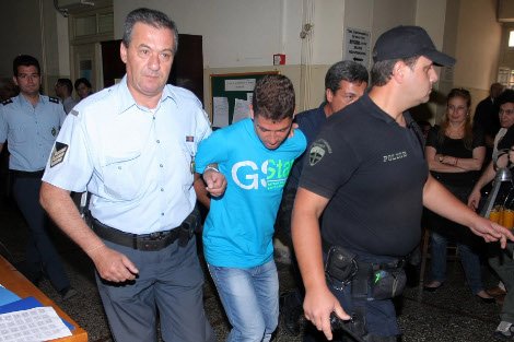 Πολίτες κινήθηκαν απειλητικά εναντίον του Ολλανδού ανιματέρ - Καρέ καρέ η φυγάδευσή του [εικόνες] | iefimerida.gr 0