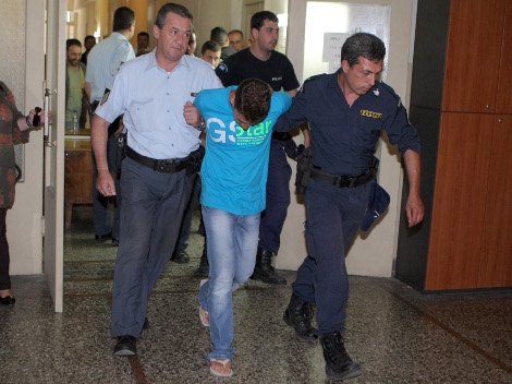 Πολίτες κινήθηκαν απειλητικά εναντίον του Ολλανδού ανιματέρ - Καρέ καρέ η φυγάδευσή του [εικόνες] | iefimerida.gr 1