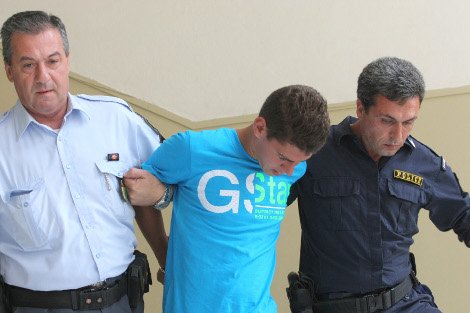 Πολίτες κινήθηκαν απειλητικά εναντίον του Ολλανδού ανιματέρ - Καρέ καρέ η φυγάδευσή του [εικόνες] | iefimerida.gr 2