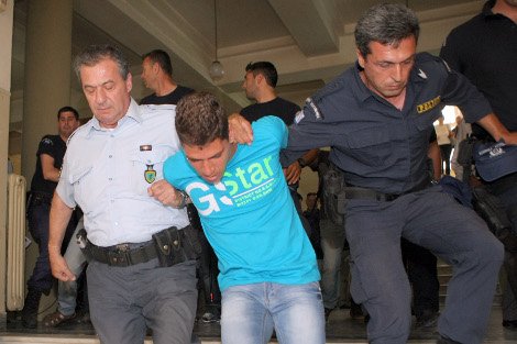 Πολίτες κινήθηκαν απειλητικά εναντίον του Ολλανδού ανιματέρ - Καρέ καρέ η φυγάδευσή του [εικόνες] | iefimerida.gr 4