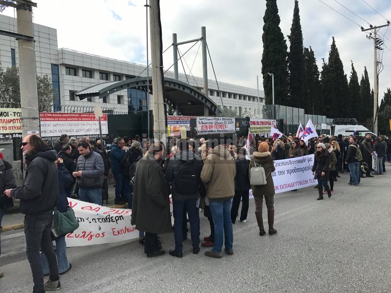 Συγκέντρωση διαμαρτυρίας έξω από το υπουργείο Παιδείας πραγματοποιούν αυτή την ώρα περίπου 200 εκπαιδευτικοί διαμαρτυρόμενοι για το σχεδιαζόμενο νέο σύστημα διορισμών
