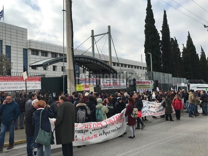 Ενταση στο Παιδείας -Καθηγητές σκαρφάλωσαν στην πύλη -Εδιωξαν αστυνομικούς [εικόνες] | iefimerida.gr 6
