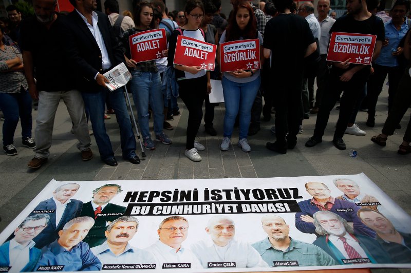 Στο σκαμνί οι δημοσιογράφοι της Cumhuriyet που κατακρίνει τον Ερντογάν | iefimerida.gr 0