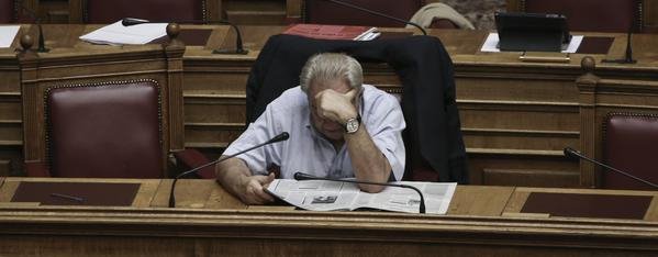 Οταν ο Τσίπρας ξεκαρδίστηκε στα γέλια στην Ολομέλεια [εικόνες] | iefimerida.gr 4