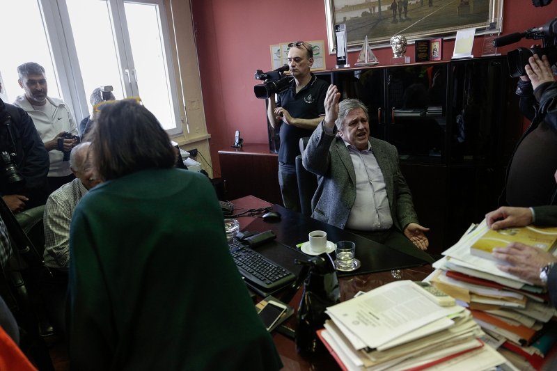 Εργαζόμενοι κατέλαβαν το γραφείο του προέδρου του ΟΛΘ -«Το λιμάνι ζει... Survivor καταστάσεις!» [εικόνες&βίντεο] | iefimerida.gr 0