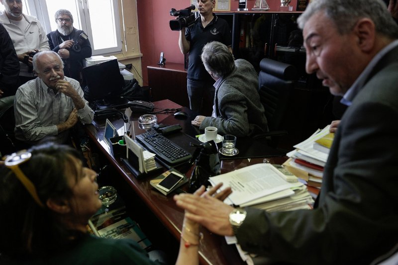 Εργαζόμενοι κατέλαβαν το γραφείο του προέδρου του ΟΛΘ -«Το λιμάνι ζει... Survivor καταστάσεις!» [εικόνες&βίντεο] | iefimerida.gr 1