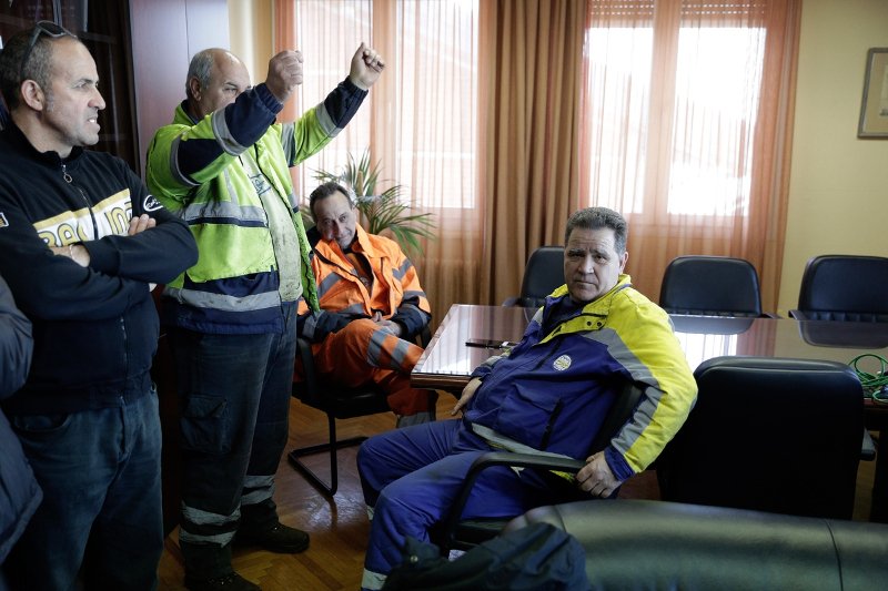 Εργαζόμενοι κατέλαβαν το γραφείο του προέδρου του ΟΛΘ -«Το λιμάνι ζει... Survivor καταστάσεις!» [εικόνες&βίντεο] | iefimerida.gr 2