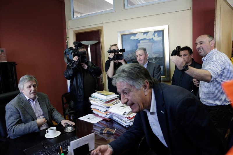 Εργαζόμενοι κατέλαβαν το γραφείο του προέδρου του ΟΛΘ -«Το λιμάνι ζει... Survivor καταστάσεις!» [εικόνες&βίντεο] | iefimerida.gr 3