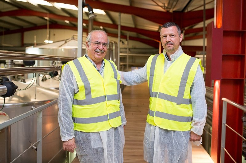 Στιγμιότυπο από τη συνάντηση του δημάρχου Χαλκιδέων Χρήστου Παγώνη με τον CEO της Ολυμπιακής Ζυθοποιίας Dejan Beko