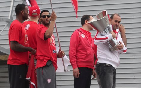 Αποθεωτική υποδοχή για τον πρωταθλητή Ευρώπης Ολυμπιακό στο αεροδρόμιο [εικόνες&βίντεο] | iefimerida.gr 1