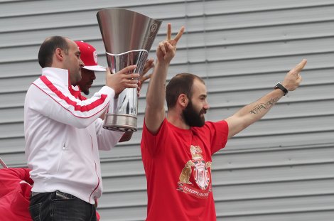 Αποθεωτική υποδοχή για τον πρωταθλητή Ευρώπης Ολυμπιακό στο αεροδρόμιο [εικόνες&βίντεο] | iefimerida.gr 2