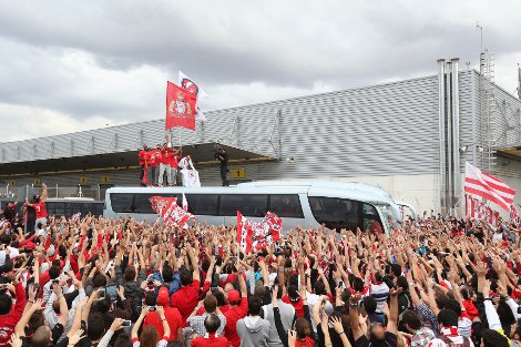 Αποθεωτική υποδοχή για τον πρωταθλητή Ευρώπης Ολυμπιακό στο αεροδρόμιο [εικόνες&βίντεο] | iefimerida.gr 3