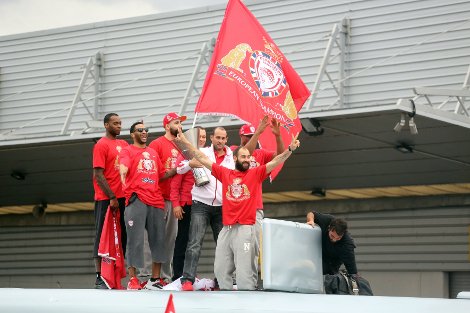 Αποθεωτική υποδοχή για τον πρωταθλητή Ευρώπης Ολυμπιακό στο αεροδρόμιο [εικόνες&βίντεο] | iefimerida.gr 4