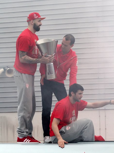 Αποθεωτική υποδοχή για τον πρωταθλητή Ευρώπης Ολυμπιακό στο αεροδρόμιο [εικόνες&βίντεο] | iefimerida.gr 0