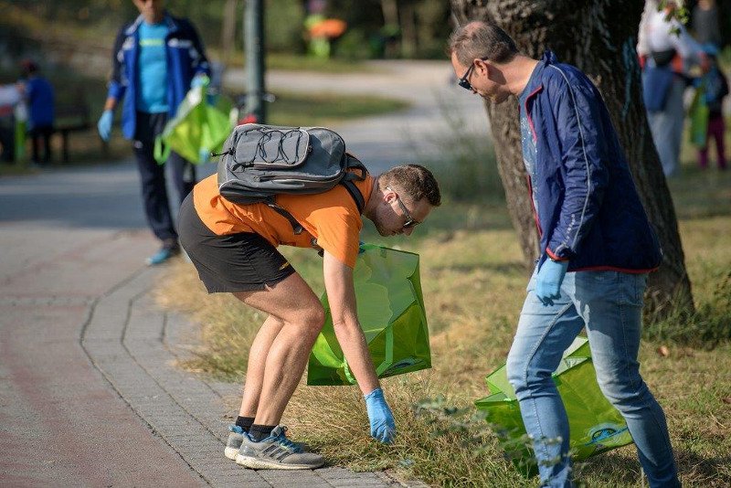 Εθελοντές και μαραθωνοδρόμοι έκαναν plogging, μια νέα τάση στο τρέξιμο