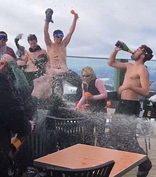 Για σκι μαζί με τους εκατομμυριούχους φίλους της η Μαλία Ομπάμα [εικόνες] | iefimerida.gr 1