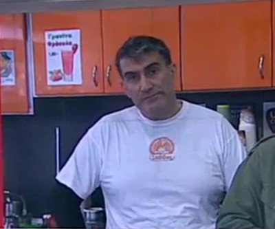 Αυτός είναι ο όμηρος που κρατούσε ο ληστής στο σούπερ μάρκετ στα Πετράλωνα [εικόνες] | iefimerida.gr 2