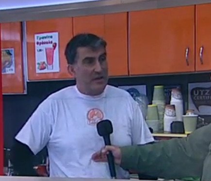 Αυτός είναι ο όμηρος που κρατούσε ο ληστής στο σούπερ μάρκετ στα Πετράλωνα [εικόνες] | iefimerida.gr 3