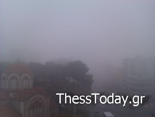 Πυκνό πέπλο ομίχλης έχει σκεπάσει τη Θεσσαλονίκη -Κυκλοφοριακό «έμφραγμα» σε κεντρικούς δρόμους [εικόνες-βίντεο] | iefimerida.gr 0